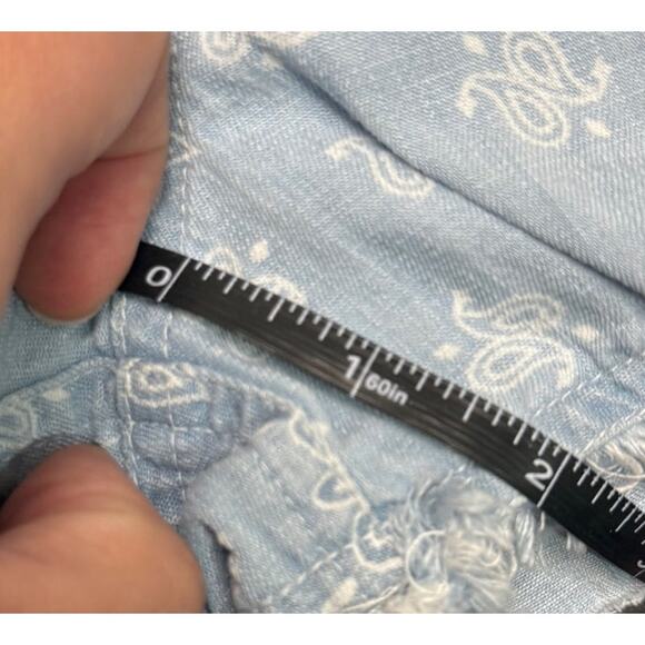 Tahari Women’s Fray Hem Drawstring Shorts Size Small Light Blue Ivory Bandana - Picture 10 of 10